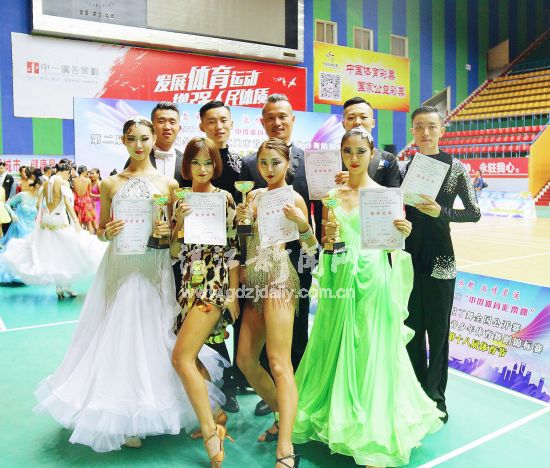 高超与四对选手持奖杯证书合影。