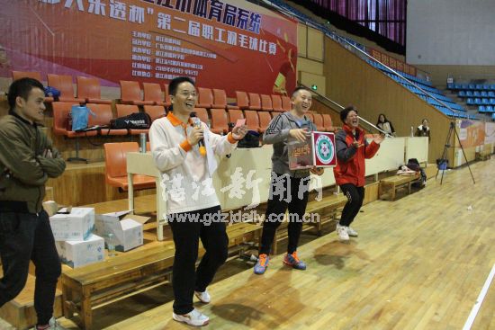 10、现场还组织抽奖活动。