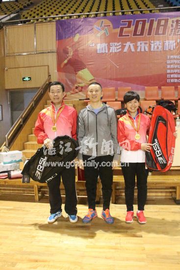 13、市体育局副局长戴家虎为获得A队混双冠军颁奖。