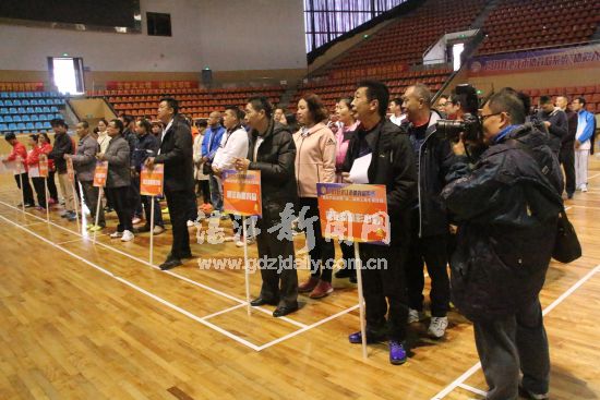 2、吸引了市体育局机关(含社体中心)、市体育学校、市体育中心、市体育彩票中心、海滨游泳场、市跳水运动学校等近百人次的比拼。