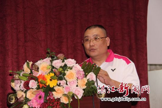 新当选的会长郑瑞华致词。