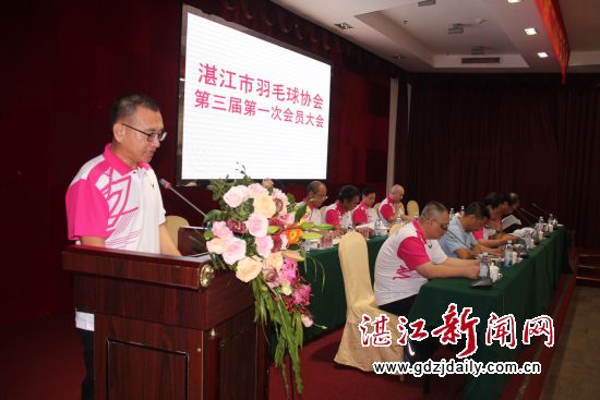 上届秘书长钟向东作工作总结。