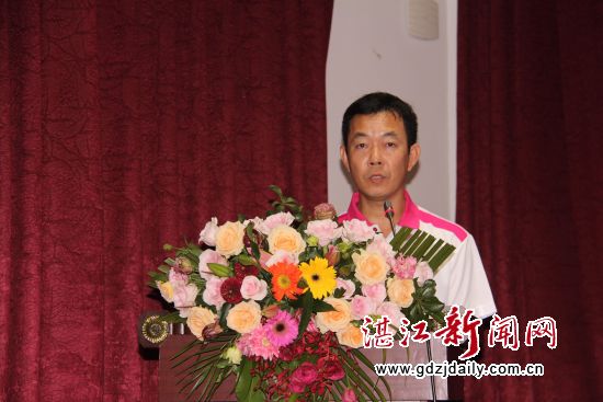 罗小林秘书长汇报筹备情况。