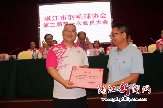 市民政局业务领导蔡烔豪为新当选的会长颁聘书。