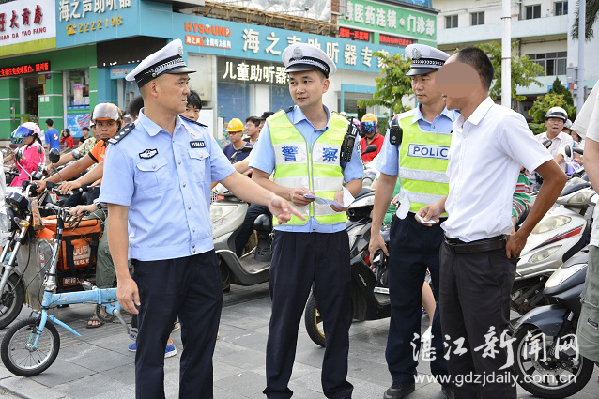 對交通違法行為人進(jìn)行現(xiàn)場糾正教育。