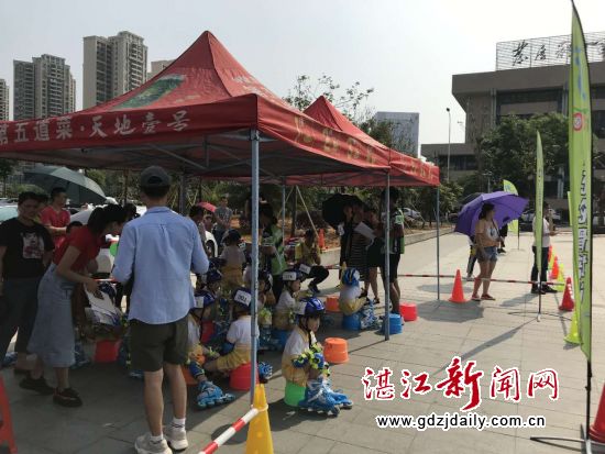 等待比赛小选手