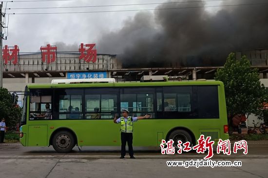 有序疏导交通,保障火灾现场救援道路井然有序。