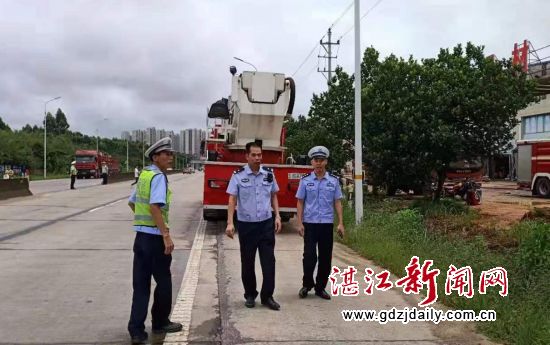 周光仁大队长、潘浩副大队长带队赶赴火灾现场,组织交通秩序维护和救援工作。