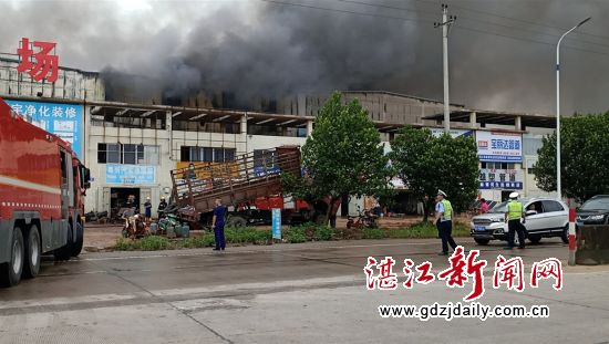 立即组织交通管制、人员疏导和救援工作。