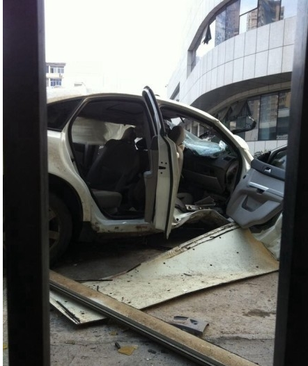 长沙城区一小车从立交桥上撞落 4人遇难2人受伤