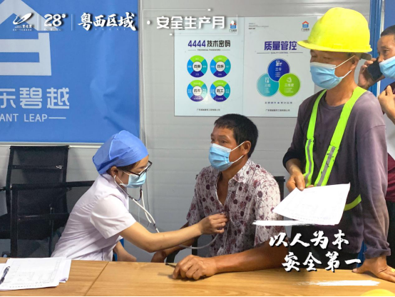 医护人员为项目在岗工人体检。