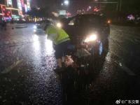 湛江交警雨中堅(jiān)守疏堵保暢