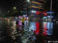 湛江交警雨中堅(jiān)守疏堵保暢