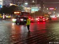 湛江交警雨中堅(jiān)守疏堵保暢