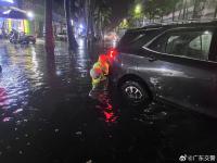 湛江交警雨中堅(jiān)守疏堵保暢