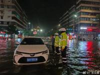 湛江交警雨中堅(jiān)守疏堵保暢