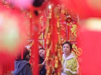 逛花市啦！市民购买年花年桔过新年