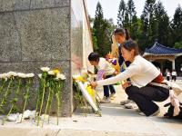 报小图·清明丨湛江市民在寸金公园烈士陵园缅怀先烈