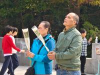 报小图·清明丨湛江市民在寸金公园烈士陵园缅怀先烈