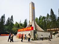 报小图·清明丨湛江市民在寸金公园烈士陵园缅怀先烈