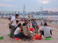 湛江奥体中心海滩成“五一”度假打卡地