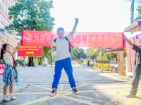 闯过“高考关” 释颜看夏花——昨日下午市区考场外掠影