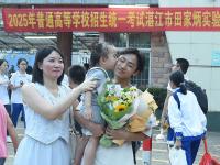 闯过“高考关” 释颜看夏花——昨日下午市区考场外掠影