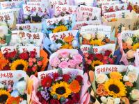 闯过“高考关” 释颜看夏花——昨日下午市区考场外掠影