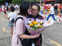 闯过“高考关” 释颜看夏花——昨日下午市区考场外掠影