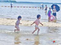 金沙灣海濱浴場成消暑勝地，市民盡享親水之樂