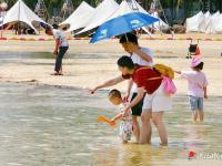 金沙灣海濱浴場成消暑勝地，市民盡享親水之樂