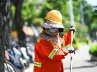 太阳很晒  他们很美
